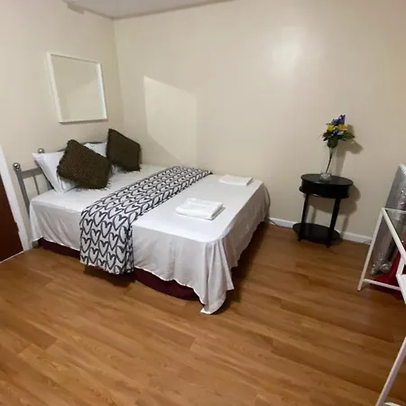 A Great Room In Queens-3