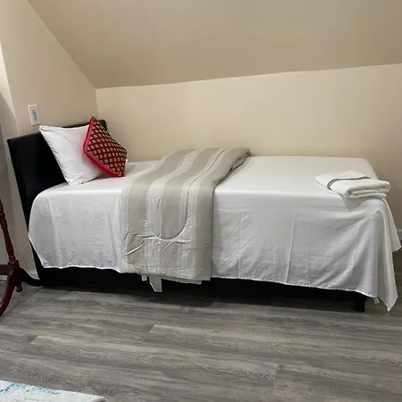 A Nice Room In Queens-3