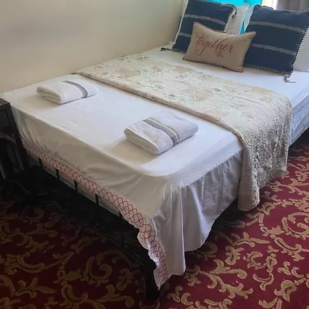 A Peaceful Room In Queens-3