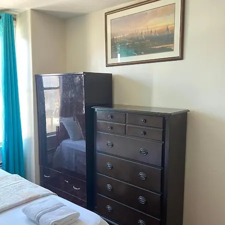 A Peaceful Room In Queens-2