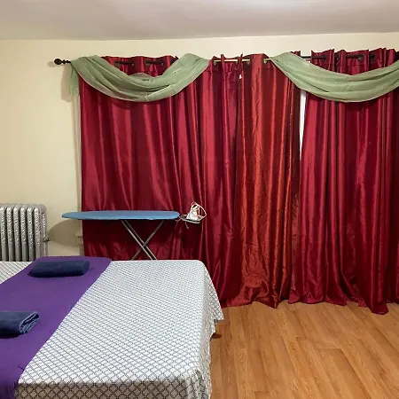 A Cheap Room In Queens-3